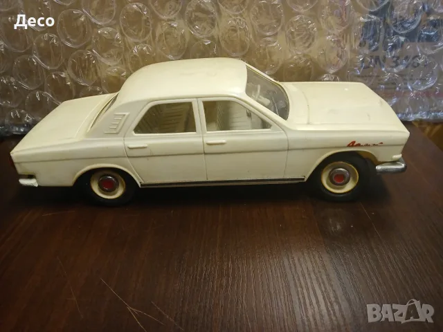 Стара руска пластмасова играчка автомобил Волга.