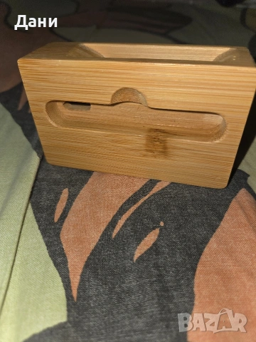 Дървена поставка за телефон 