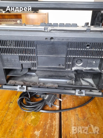 Стар радиокасетофон Hitachi TRK-6801E, снимка 5 - Антикварни и старинни предмети - 54617433