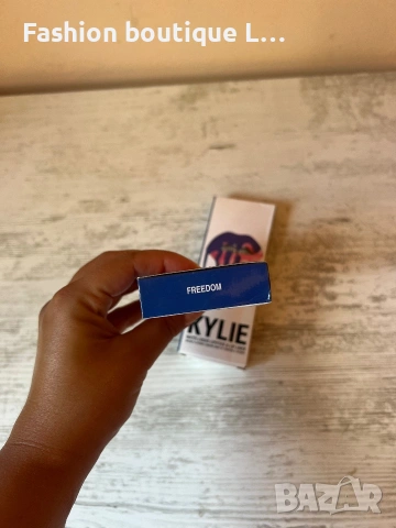 Комплект синьо червило и молив на KYLIE Cosmetics цвят Fredom с аромат на шоколад в кутия на марката, снимка 3 - Декоративна козметика - 55286518