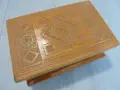 № 8715 Стара дървена резбована кутия с декоративни орнаменти , снимка 1