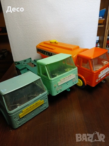 Стари полски играчки камиони.