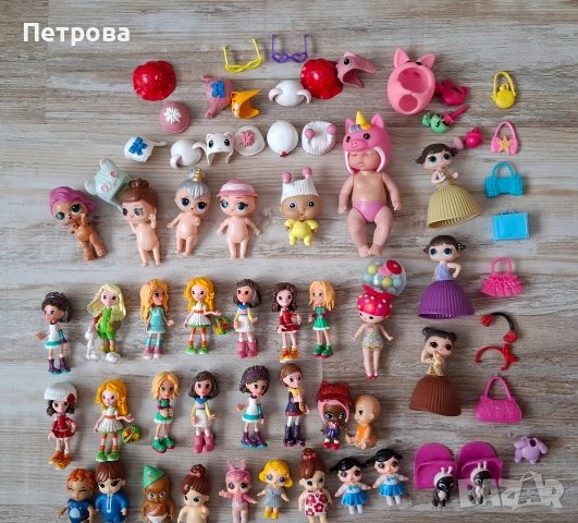 Колекция от малки куклички и аксесоари