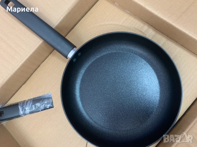 Комплект тигани Amazon Basics - 24 см и 28 см