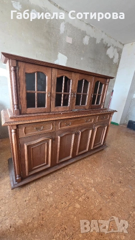 Бюфет с витрина