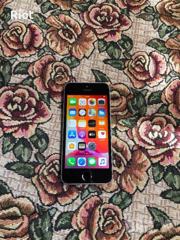Продавам iPhone SE 2016
