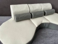 🛋️ Бял кожен диван със сив акцент и възглавнички, снимка 2