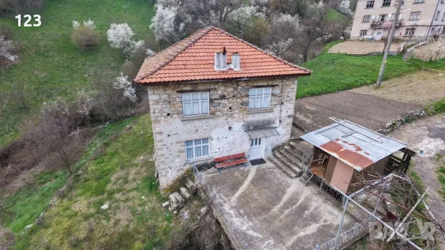 Къща на два етажа двор 