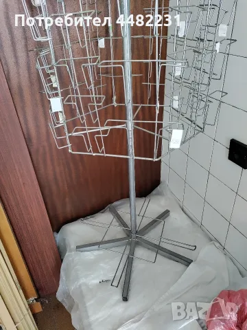 Продавам метален въртящ стелаж за картички вис.160см.шир.50см.