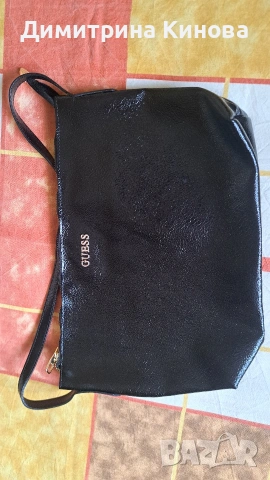 малка дамска чанта/клъч на Guess