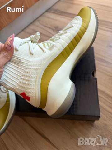Оригинални нови маратонки Under Armour Curry 4 Retro! 44,5 н, снимка 4 - Маратонки - 54724089