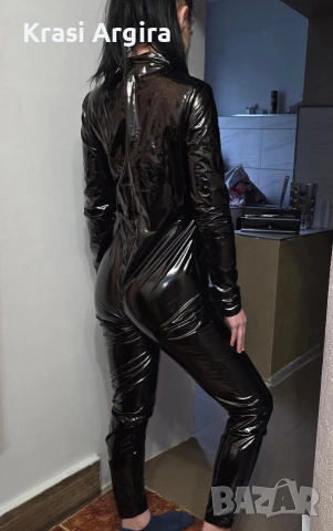  Латексов гащеризон с цип – стегната и лъскава визия, която подчертава тяло.Размери -ХS.M.L.XL.XXL.