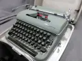 СТАРА РЕТРО ПРЕНОСИМА ПИШЕЩА МАШИНА OLYMPIA SM3 GERMANY, снимка 2