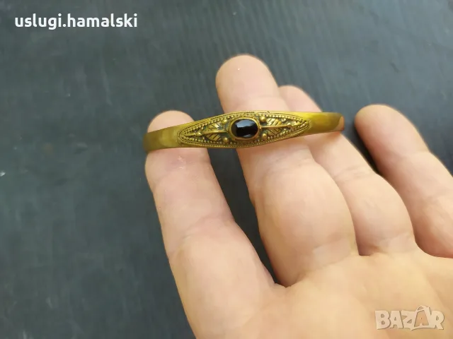Стара гривна с камък