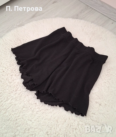 черни къси панталонки с къдрички