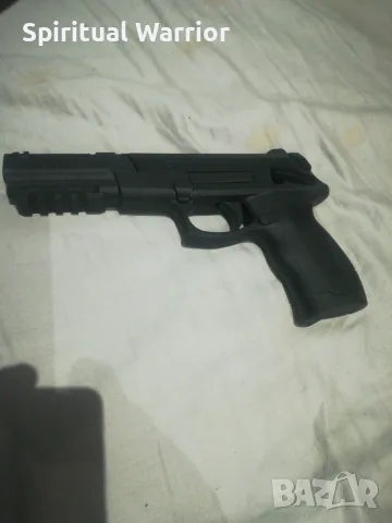 Въздушен пистолет DX17, Umarex 4,5mm caliber + детски автомат играчка с меки куршуми. 