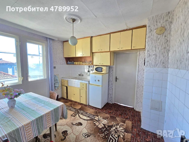 Продава се вторият етаж от къща в гр. Омуртаг на ул. „Панайот Хитов“ 6, с РЗП 250 кв.м. до центъра, снимка 5 - Етаж от къща - 54118481