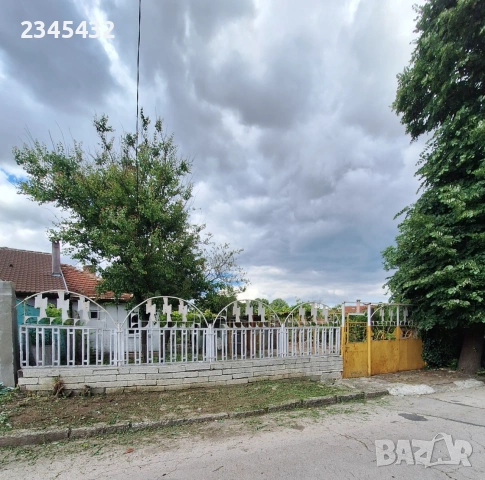 Продавам къща с двор в района на Шел