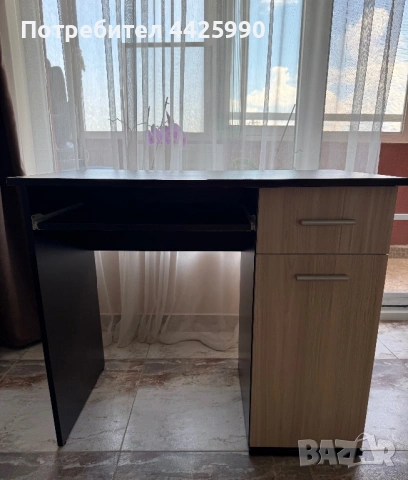 Продавам компютърно бюро в добро състояние. 