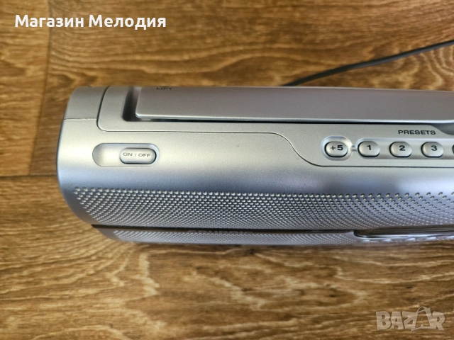 Радио Grundig Music Boy 51 Silver – Мощно преносимо радио с топ звук и отлично състояние., снимка 3 - Радиокасетофони, транзистори - 54199906