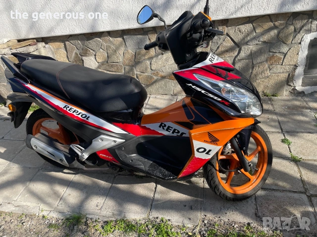 Honda NSC50R REPSOL четиритактов мотор мотопед скутер инжекцион с регистрация и гражданска., снимка 4 - Мотоциклети и мототехника - 55156461