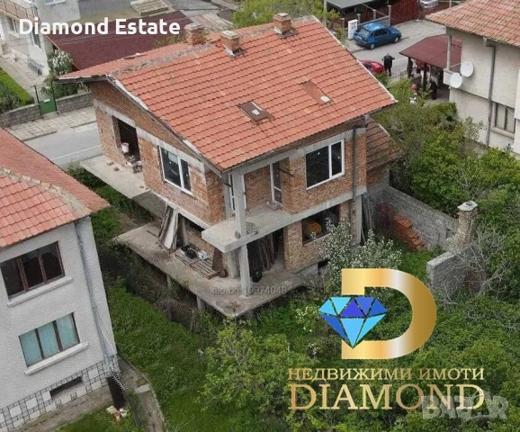 Триетажна къща в град Черноморец