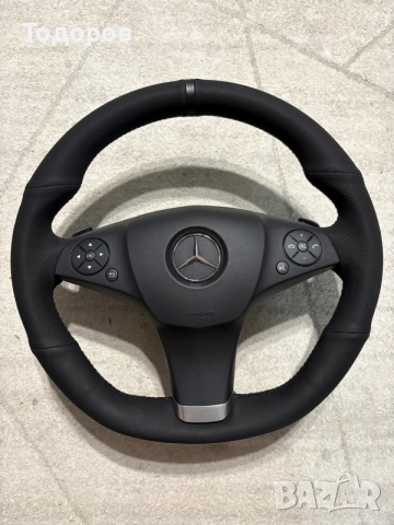 Mercedes AMG скосен волан с пера и бег