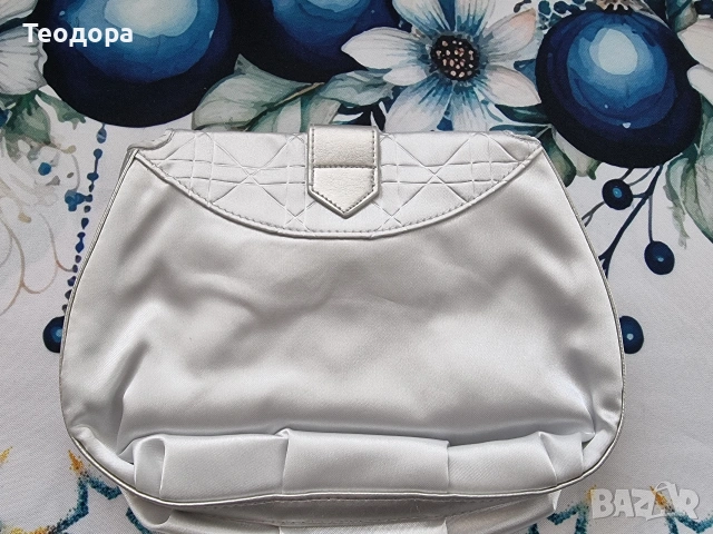 Сребриста сатенена чанта Dior, снимка 2 - Чанти - 55002702