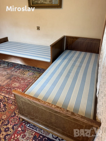 Две единични легла от масивно дърво + матраци пружина (солидна изработка, 1980 г.