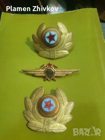 Българска Народна Армия БНА Пилот механик втори клас Нагръден знак и две кокарди , снимка 2 - Антикварни и старинни предмети - 54960319