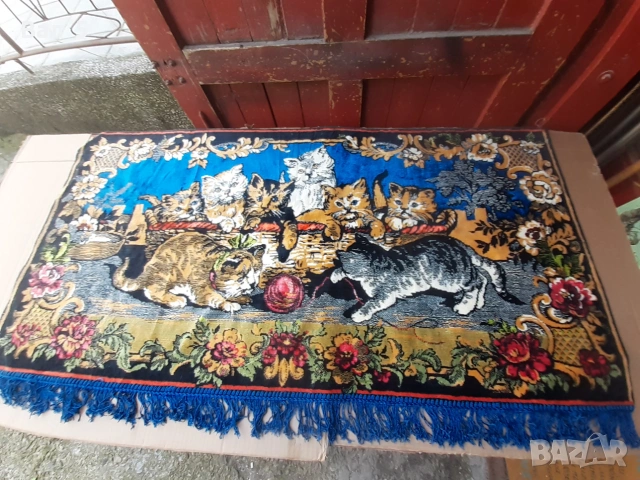 Стар плюшен ковьор с котета