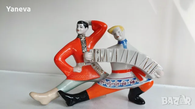 Порцеланова , ръчно рисувана статуетка с двама танцьори, единият от които свири на акордеон 