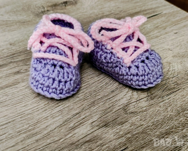 Ръчно плетени бебешки терлички, снимка 3 - Бебешки чорапи - 54054176