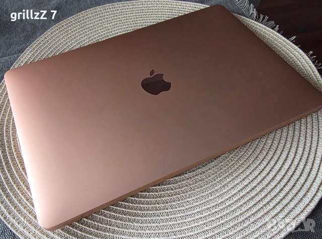 Продавам MacBook Air 13 m1 256gb 8gb gols