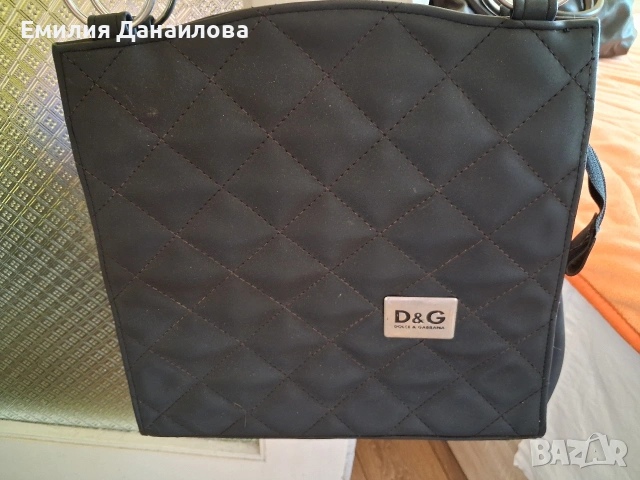 Продавам използвана дамска чанта на D&G