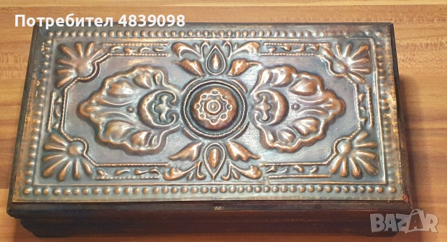 Ретро дървена кутия за бижута с кована медна пластина (70-80 г.), снимка 2 - Антикварни и старинни предмети - 54782666