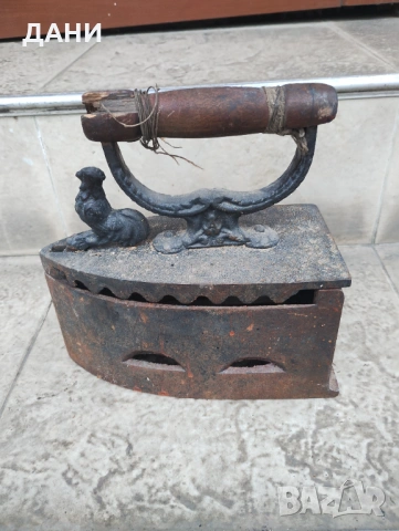 Стара чугунена ютия на жар или въглища