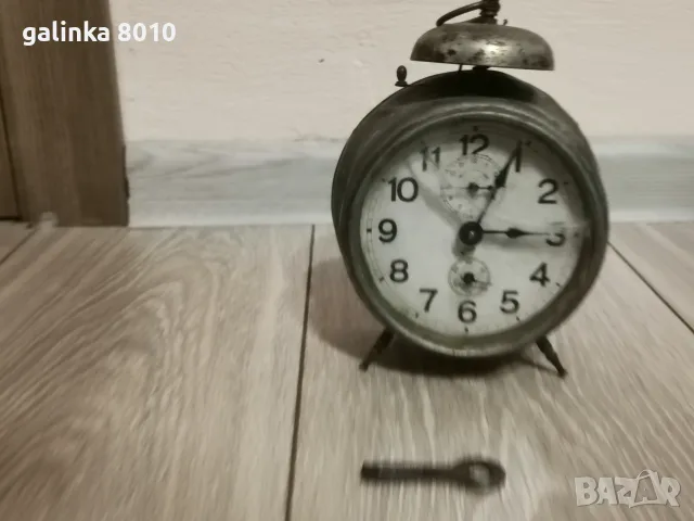 Стар работещ и звънящ будилник