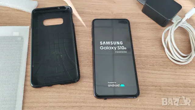 Продавам компактен малък телефон Samsung S10E