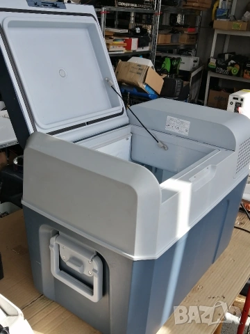 MOBICOOL 38L мобилен хладилник на 12V и 220V, снимка 8 - Хладилни чанти - 54602547