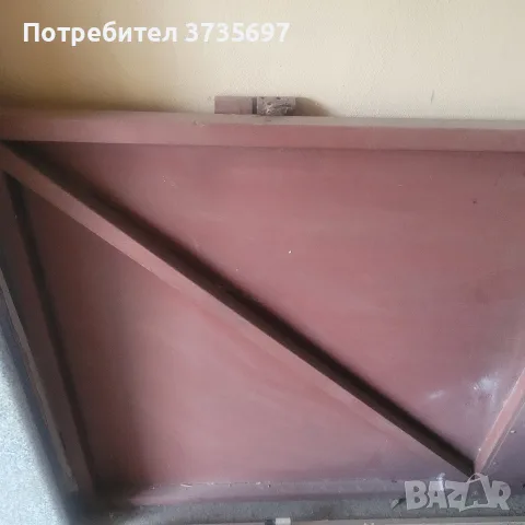 Метални врати с рамка.