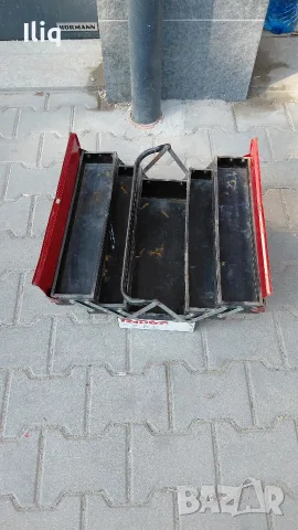 здрав метален куфар за инструменти. 