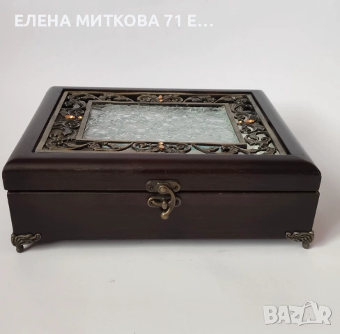 Голяма дървена кутия за бижута със сатенена облицовка