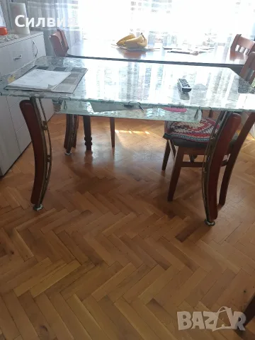 Продавам стъклена маса с масивни дървени крака , снимка 2 - Маси - 55690415