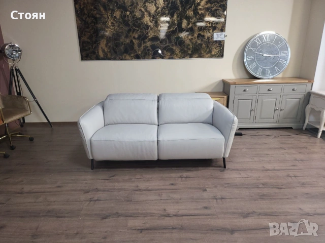 Светло сив кожен диван тройка Natuzzi с електрически релаксиращ механизъм