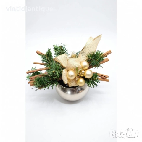 Декорация, включваща елхови клонки, канелени пръчки и златни топки във ваза, снимка 2 - Декорация за дома - 53998885