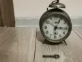 Стар работещ и звънящ будилник, снимка 1
