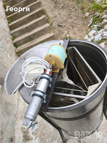 Електрическа центрофуга за мед-3/6 рамки дадан блат, снимка 3 - За пчели - 54168190