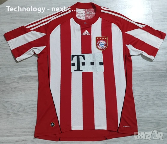 Автентичен домакински екип на Байерн Мюнхен от емблематичния сезон 2010/2011