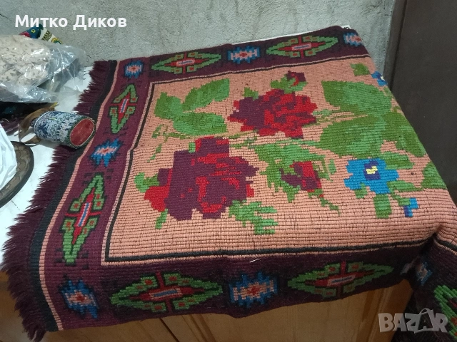 ръчно тъкан вълнен килим тип "килимче" флорални мотиви  136 см ресни 45 мм на 74 см, снимка 2 - Други - 55190422